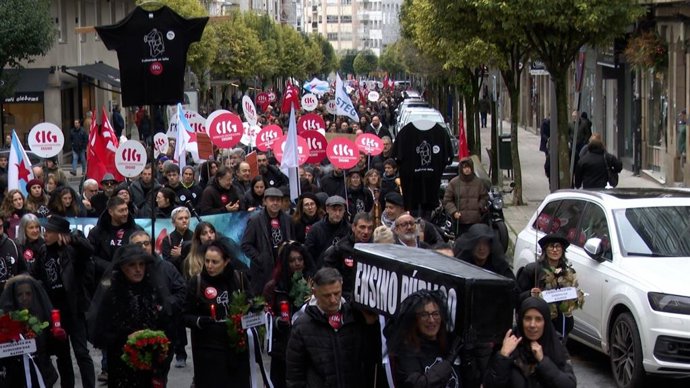 Cientos de profesores recorren las calles compostelanas entre féretros y velas en el "entierro" de la enseñanza pública