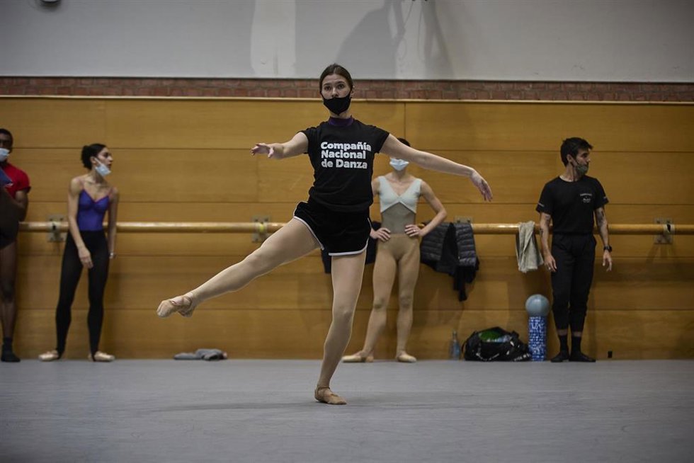 Archivo - Algunas de las cinco bailarinas ucranianas acogidas por la Compañía Nacional de Danza (CND), junto as sus nuevos compañeros, durante una clase de ballet en la sede del CND, a 6 de marzo de 2022, en Madrid (España) Las bailarinas: Kateryna Chup