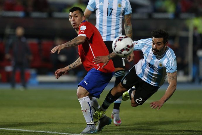 Futbol, Chile v Argentina. Copa America 2015.  El jugador de Chile Gary Medel, izquierda, disputa el balón con Ezequiel Lavezzi de Argentina durante el partido por la final de la Copa America 2015 en el estadio Nacional en Santiago, Chile. 04/07/2015