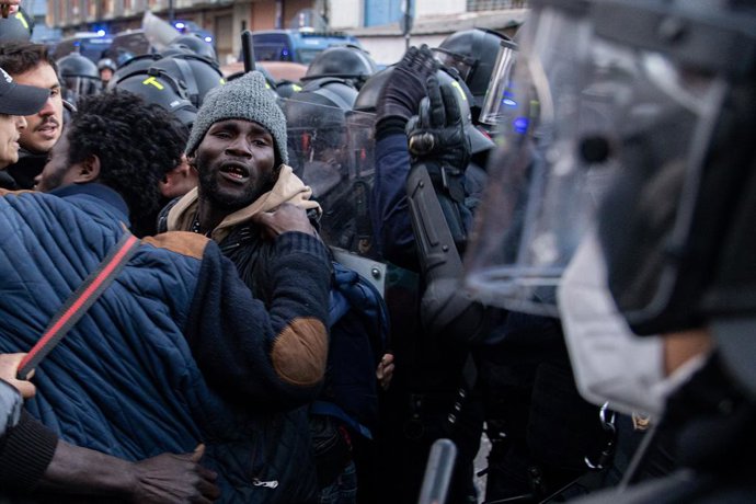 Un home increpant  els Mossos d'Esquadra durant el desallotjament
