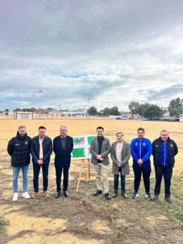 Acto de firma del convenio de colaboración que permitirá la adecuación integral del campo de fútbol del CEIP Joaquín Carrión Valverde