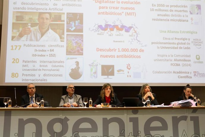 Claustro de Doctores de la ULE, que ha aprobado la concesión del grado Doctor Honoris Causa a César de la Fuente y Sergio Boixo.