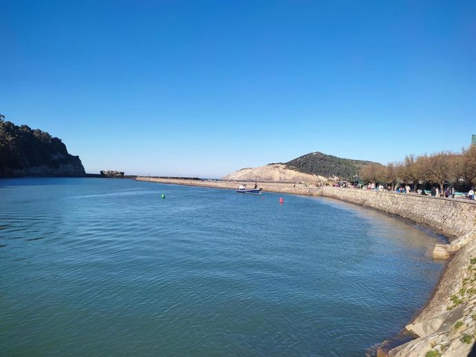 Cielo soleado en la costa de Bizkaia