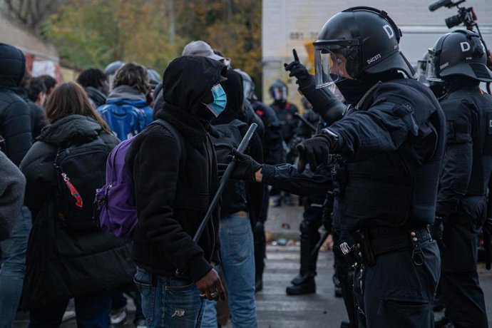 Un home increpant els Mossos d'Esquadra durant el desallotjament 