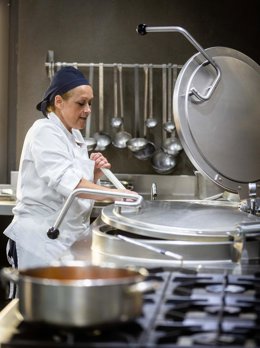Preparación de comidas en Casa Caridad