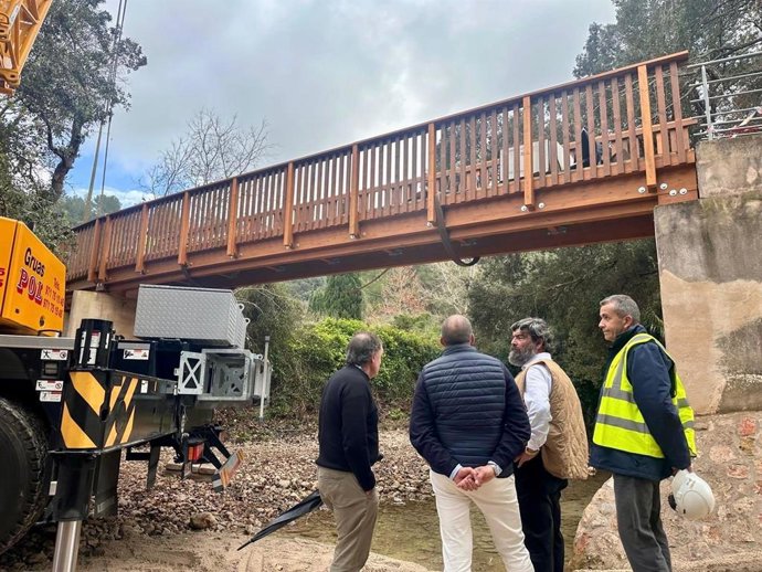 Instalan la nueva pasarela del puente del Pas d'en Barqueta, en Pollença.