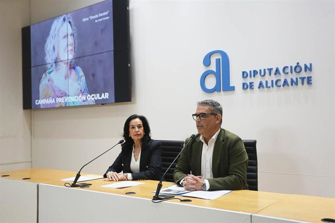 La presidenta de la Fundación Jorge Alió, María López (i), y el diputado de Bienestar de las Personas, José Antonio Bermejo (d), presentan los resultados de la última campaña de prevención ocular