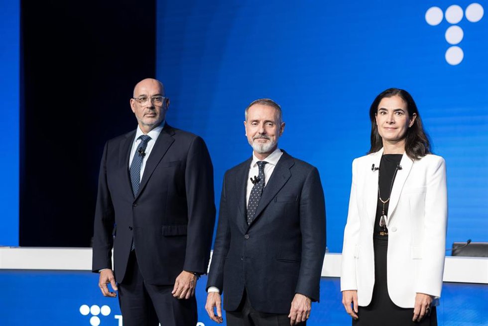Archivo - (I-D) El consejero delegado, Emilio Gayo; el presidente de Telefónica, Marc Murtra; y la directora de Finanzas y Control, Laura Abasolo; durante la presentación del nuevo plan estratégico de Telefónica, a 4 de noviembre de 2025, en Madrid (Esp