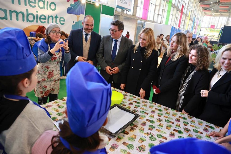 La presidenta de la Diputación de Cádiz, Almudena Martínez, visita la Feria de Ocio Juvenil e Infantil Juvelandia.
