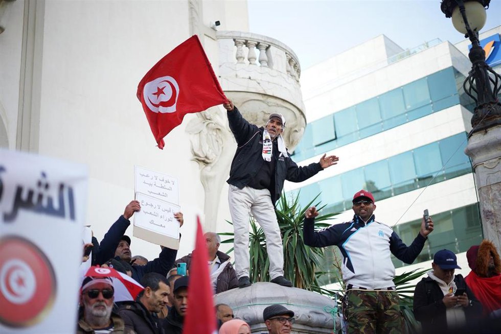 Seguidores del presidente de Túnez, Kais Saied, durante una marcha en apoyo al mandatario convocada con motivo del 15 aniversario de la caída del régimen de Zine Abidine ben Alí en el marco de la 'Revolución de los Jazmines'