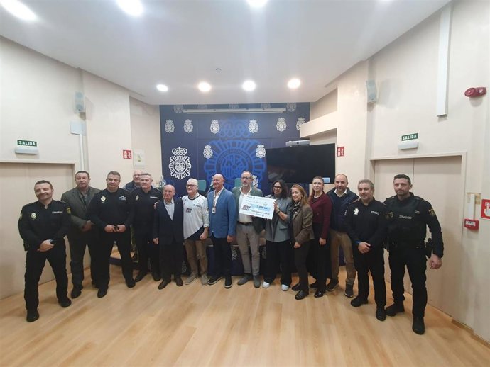 La Policía Nacional entrega a la Fundación Hadas Kids 9.000 euros recaudados en la Ruta 091.