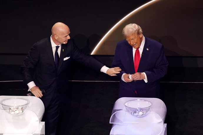 Gianni Infantino junto a Donald Trump durante el sorteo del Mundial de 2026