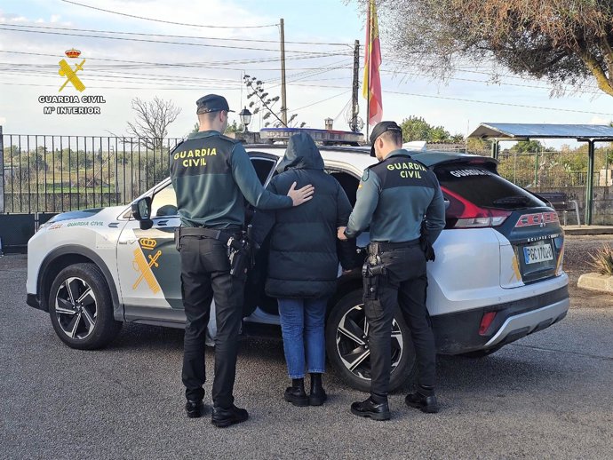 La detenida, conducida por agentes.