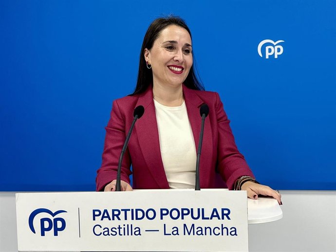 La portavoz del Partido Popular de Castilla-La Mancha, Alejandra Hernández, en rueda de prensa.