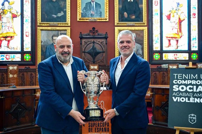El alcalde de Palma, Jaime Martínez, y el presidente de la Federación de Fútbol de Baleares, Jordi Horrach, posan con el trofeo de la Supercopa de España de fútbol sala.
