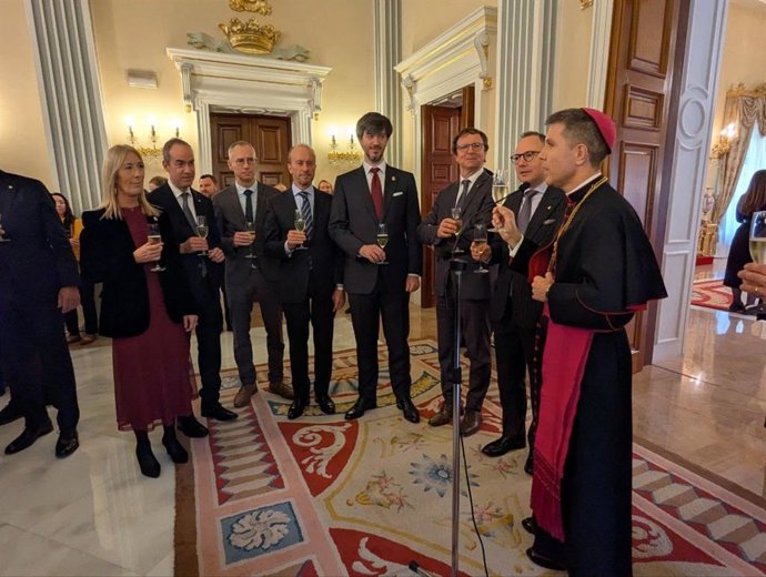 El Copríncipe brindando con las autoridades andorranas.