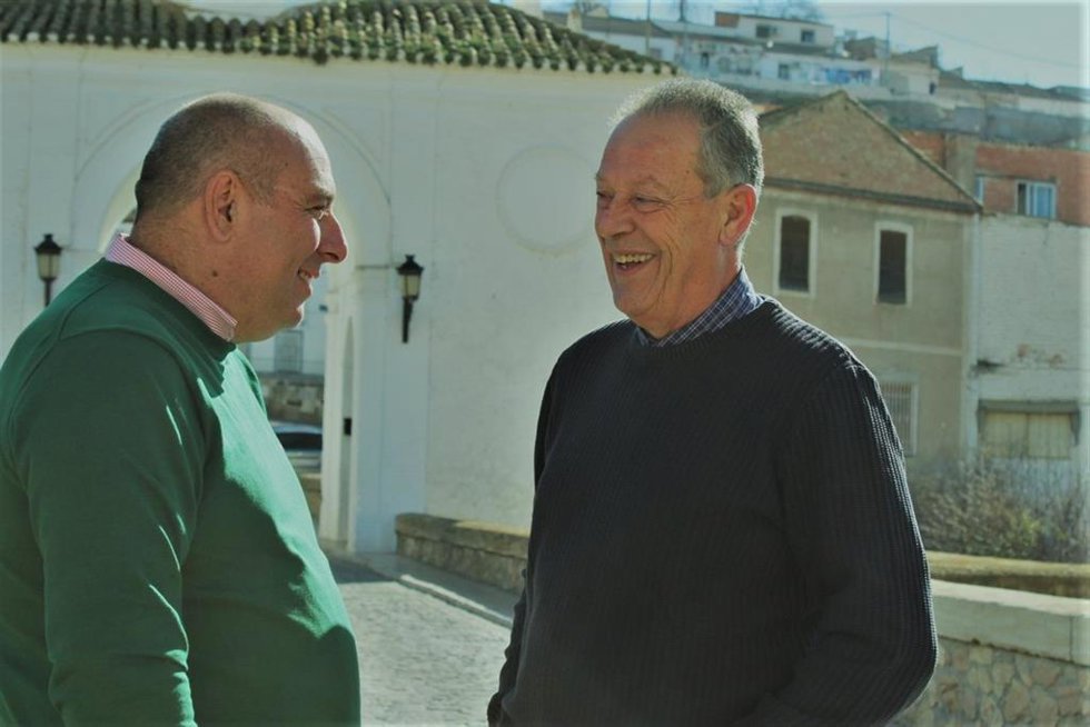 Archivo - Iván Fernández, que opta a la investidura como alcalde de Pinos este jueves, y Francisco José García, que fue regidor con IU en el pasado mandato