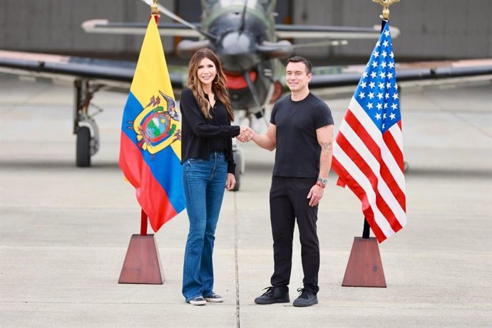 Archivo - La secretaria de Seguridad Nacional de Estados Unidos, Kristi Noem, saluda al presidente de Ecuador, Daniel Noboa, en una base militar en Manta, Ecuador
