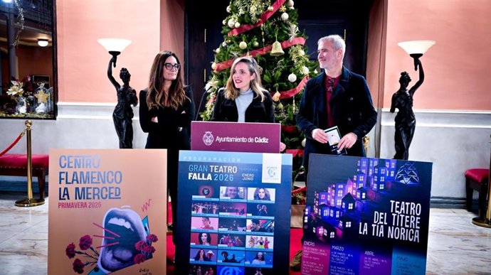 La teniente de alcalde de Cultura del Ayuntamiento de Cádiz, Maite González, presentando la programación del Gran Teatro Falla, el Teatro de Títeres de La Tía Norica y el Centro de Arte Flamenco de La Merced para la temporada de primavera.