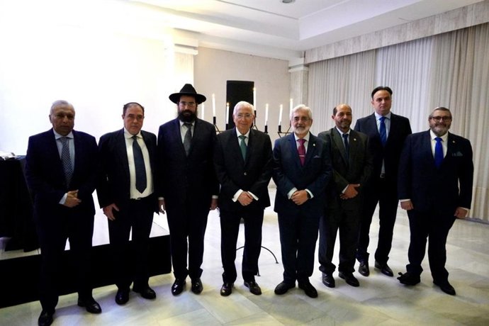 El presidente de Melilla, Juan José Imbroda, en un acto por la fiesta judía de Janucá con representantes de las comunidades cristiana, musulmana, judía, hindú y gitana