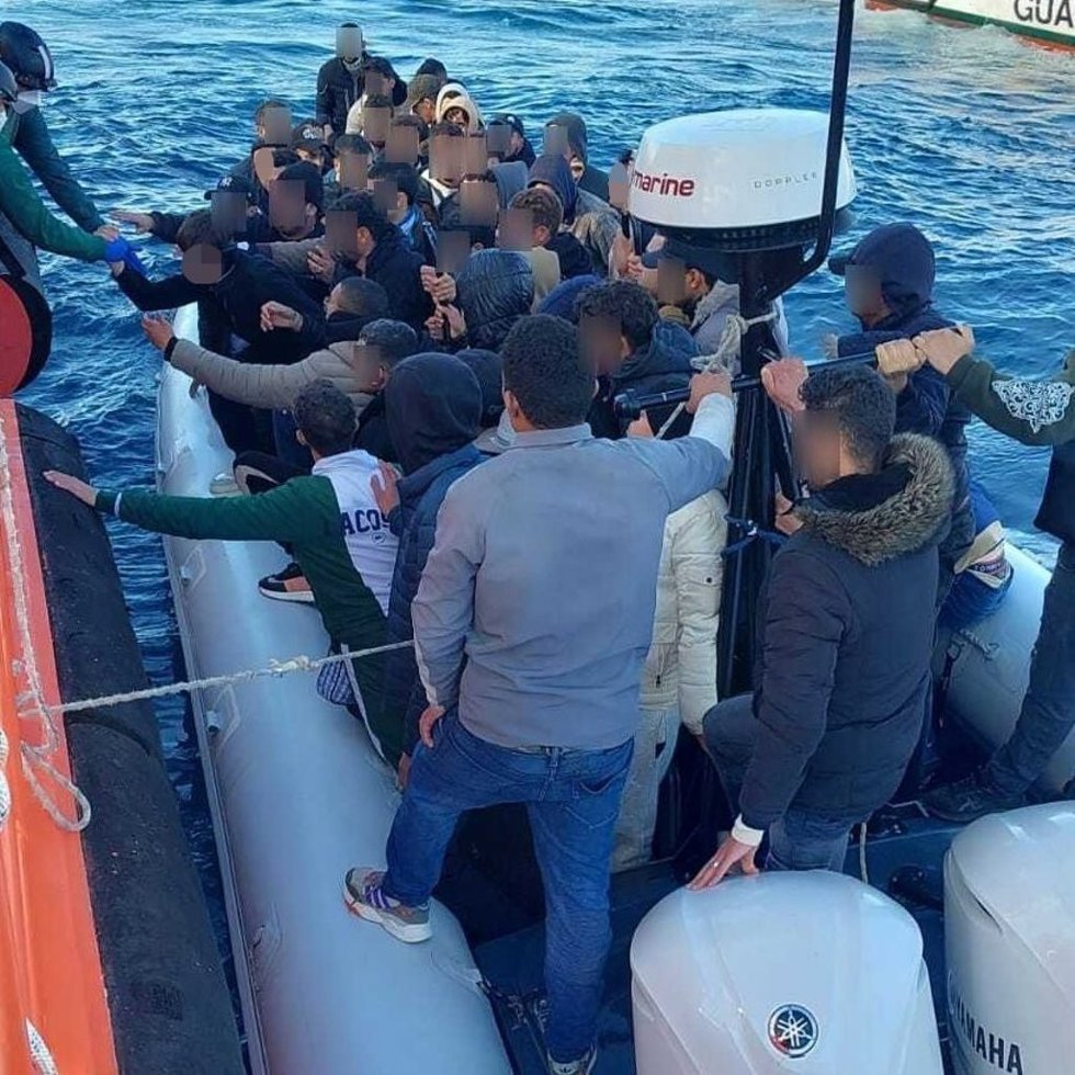 Personas rescatadas durante la intervención de Salvamento Marítimo en aguas próximas a Níjar (Almería).