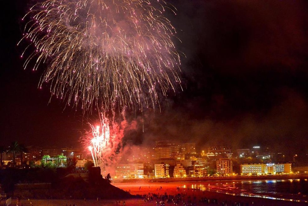 Archivo - Fuegos artificiales en Santander. Imagen de archivo