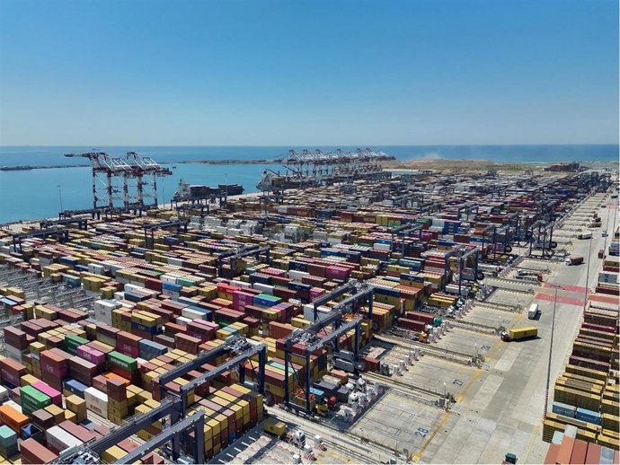 El Puerto de Barcelona prorroga la autorización de la transmisión del 50% de Best a TiL