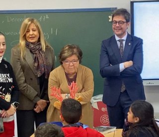 Los delegados de Inclusión Social y de Desarrollo Educativo y Formación Profesional, María Dolores Sánchez (centro) y Diego Cope, respectivamente, y la coordinadora del IAM, Rosario Alarcón, en su visita al CEIP Juan de Mena.
