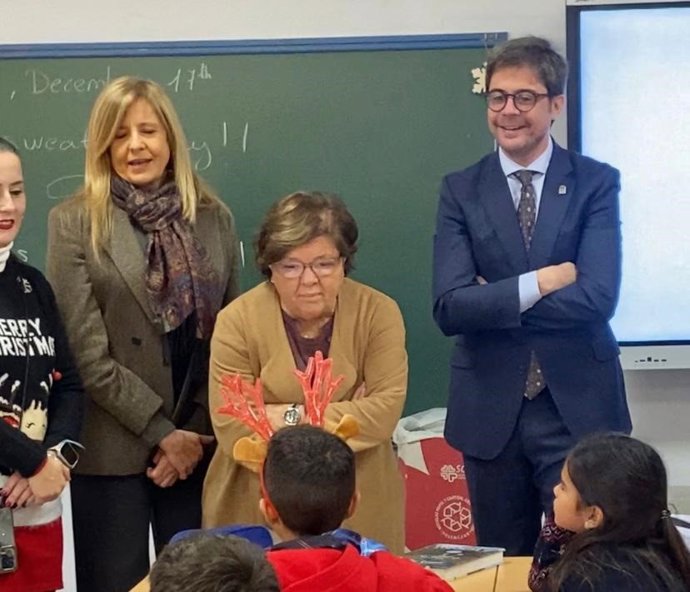 Los delegados de Inclusión Social y de Desarrollo Educativo y Formación Profesional, María Dolores Sánchez (centro) y Diego Cope, respectivamente, y la coordinadora del IAM, Rosario Alarcón, en su visita al CEIP Juan de Mena.