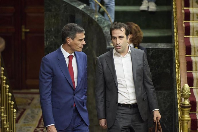 Archivo - El presidente del Gobierno, Pedro Sánchez, y el ministro de Economía, Comercio y Empresa, Carlos Cuerpo.