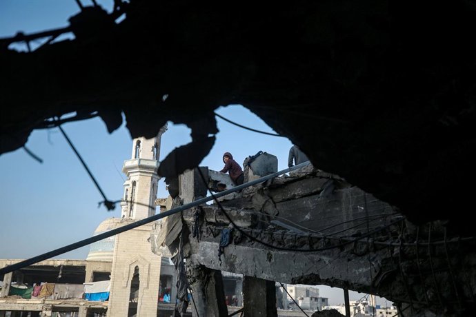 20 de novembro de 2025, Territórios Palestinos, Gaza: Palestinos inspecionam os danos no local de um ataque aéreo israelense no bairro de Al-Zaytun, na Cidade de Gaza. Foto: Omar Ashtawy/APA Images via ZUMA Press Wire/dpa