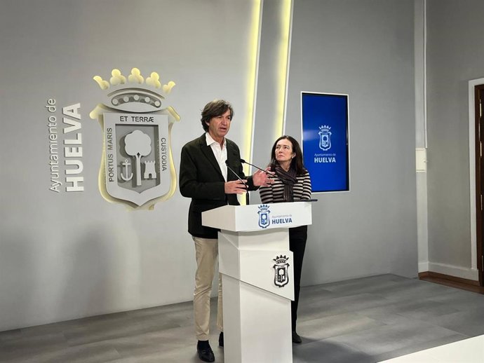 Los concejales de Vox en el Ayuntamiento de Huelva en rueda de prensa.