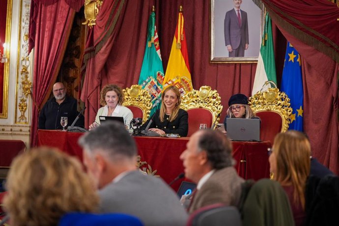 La presidenta de la Diputación de Cádiz, Almudena Martínez, en el pleno de diciembre, última sesión del año 2025.