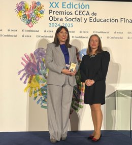 María del Mar Molina, del equipo de Proyecto Edufinet, recoge el Segundo Premio de la categoría de Educación Financiera, en la sección de Niños y/o jóvenes, de manos de la responsable de Programas de Educación Económica y Financiera del Banco de España.