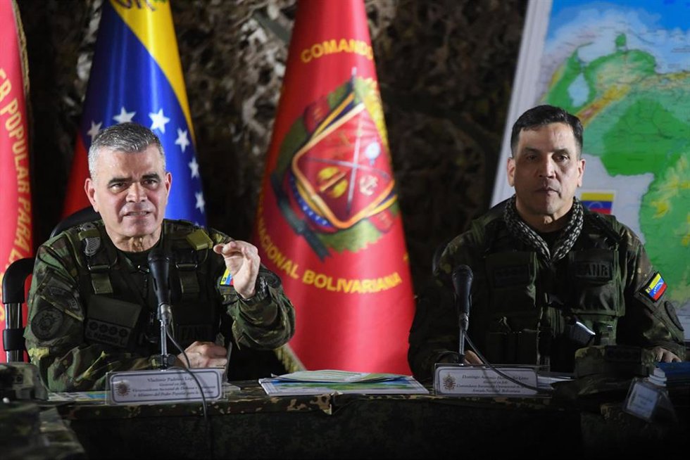 Archivo - El ministro de Defensa de Venezuela, Vladimir Padrino (izquierda), durante una rueda de prensa en Caracas en septiembre de 2025 (archivo)