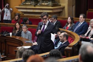 El presidente de la Generalitat, Salvador Illa, interviene durante una sesión de control al Govern, en el Parlament de Catalunya, a 17 de diciembre de 2025, en Barcelona, Catalunya (España). 