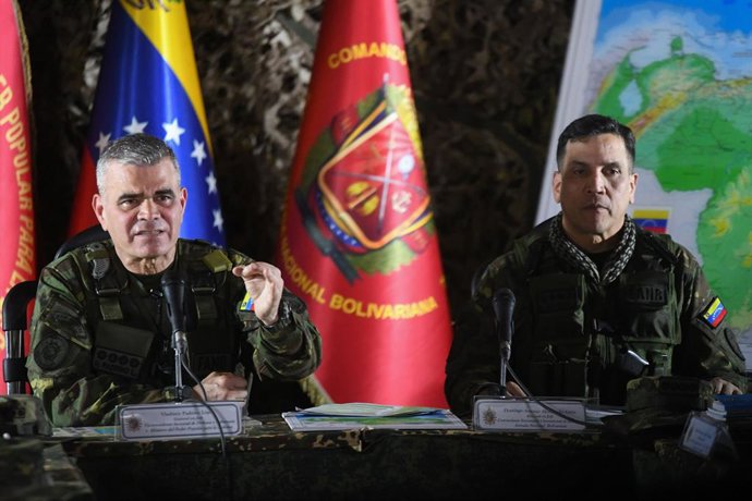 Archivo - BEIJING, 2 de setembro de 2025 -- O ministro da Defesa da Venezuela, Vladimir Padrino Lopez (esq.), fala durante uma coletiva de imprensa realizada em Caracas, Venezuela, em 31 de agosto de 2025. A Venezuela está preparada para "qualquer ataque"