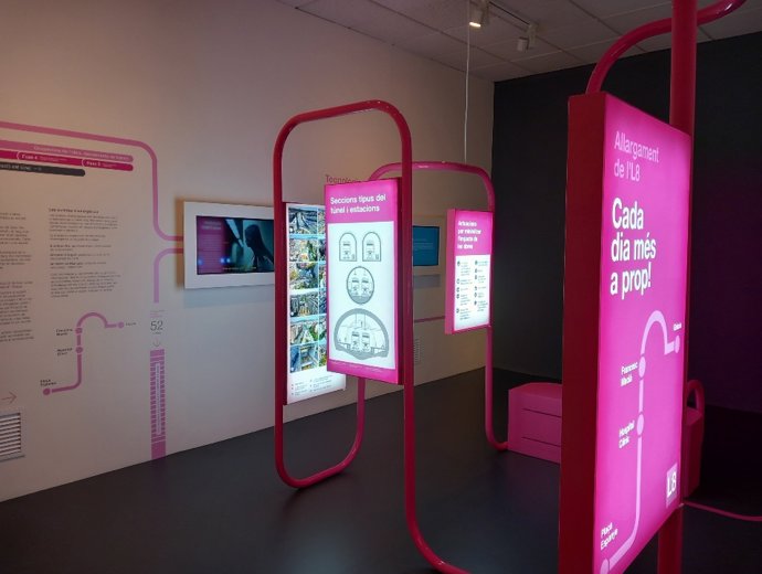 Archivo - Punto de información de las obras de la L8 de FGC.