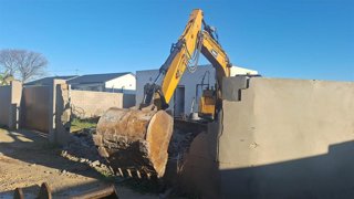 Una maquina derribando una construcción ilegal en suelo rústico en Barbate.