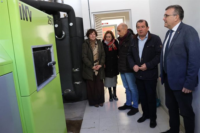 Visita del subdelegado del Gobierno en Granada, José Antonio Montilla, a la derecha en la imagen junto al alcalde de Alhama, Jesús Ubiña