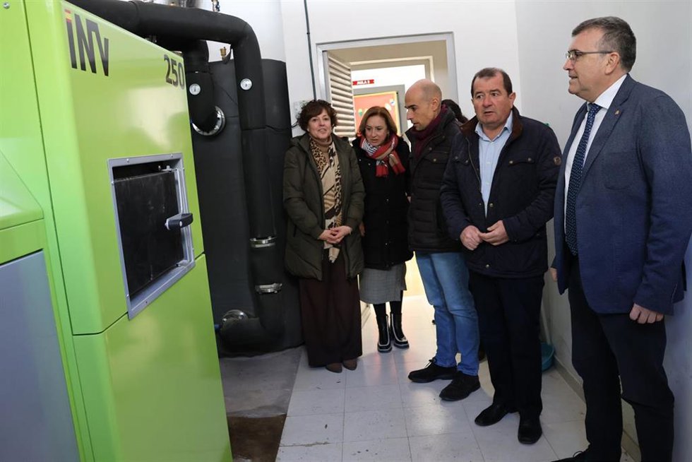 Visita del subdelegado del Gobierno en Granada, José Antonio Montilla, a la derecha en la imagen junto al alcalde de Alhama, Jesús Ubiña