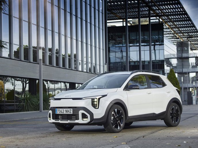 Kia actualiza su modelo Stonic y mantiene sus gamas de gasolina e híbrida desde 19.190 euros en España