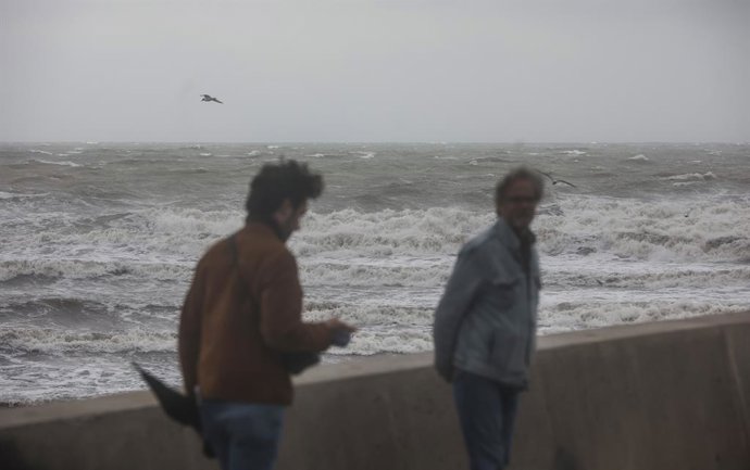 Archivo - Arxiu - Dos persones caminen en la Platja de la Malvarrosa, a 25 de març del 2022, a València, Comunitat Valenciana (Espanya). 