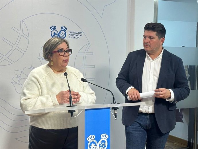 El portavoz de la coalición de izquierdas en la Diputación de Huelva, Marcos Toti, y la concejala de Con Andalucía en el Ayuntamiento de Huelva, Mónica Rossi.