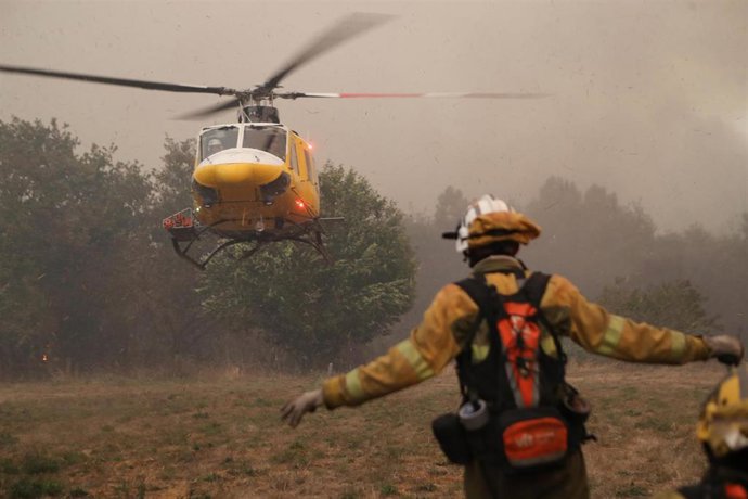 Archivo - Varios bomberos forestales tratan de extinguir el fuego en Lornís, a 18 de septiembre de 2025, en Pantón, Lugo, Galicia (España). Un incendio forestal activo en el municipio lucense de Pantón, en la parroquia de Pombeiro, ha obligado a decretar 