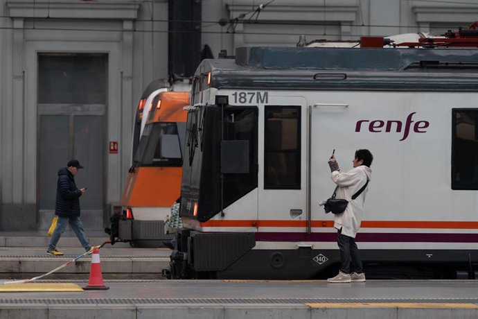Archivo - Dos personas en la estación de Francia, donde opera Rodalies, a 21 de febrero de 2025, en Barcelona, Catalunya (España).