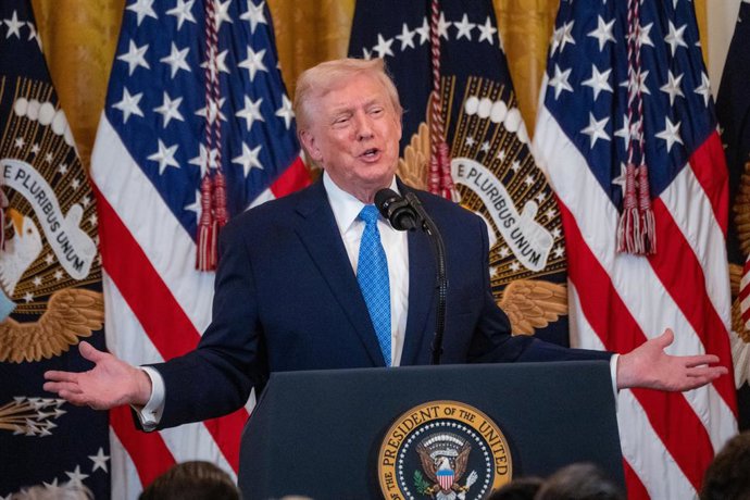 16 de dezembro de 2025, Washington, Distrito de Columbia, EUA: O presidente dos EUA, Donald Trump, durante uma recepção de Hanukkah no Salão Leste da Casa Branca em Washington, DC, EUA, na terça-feira, 16 de dezembro de 2025.