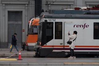 Archivo - Dues persones a l'estació de França
