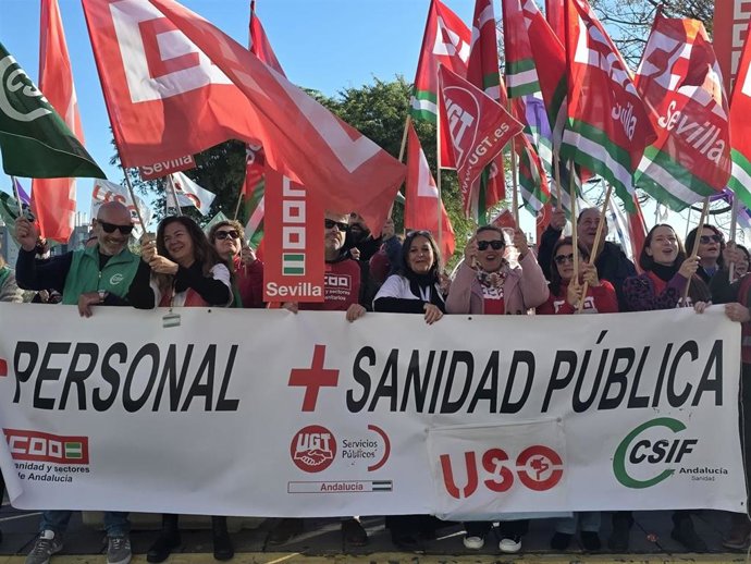 Manifestación de CCOO por la "necesidad" de cubrir vacantes en Área Sanitaria Sur de Sevilla