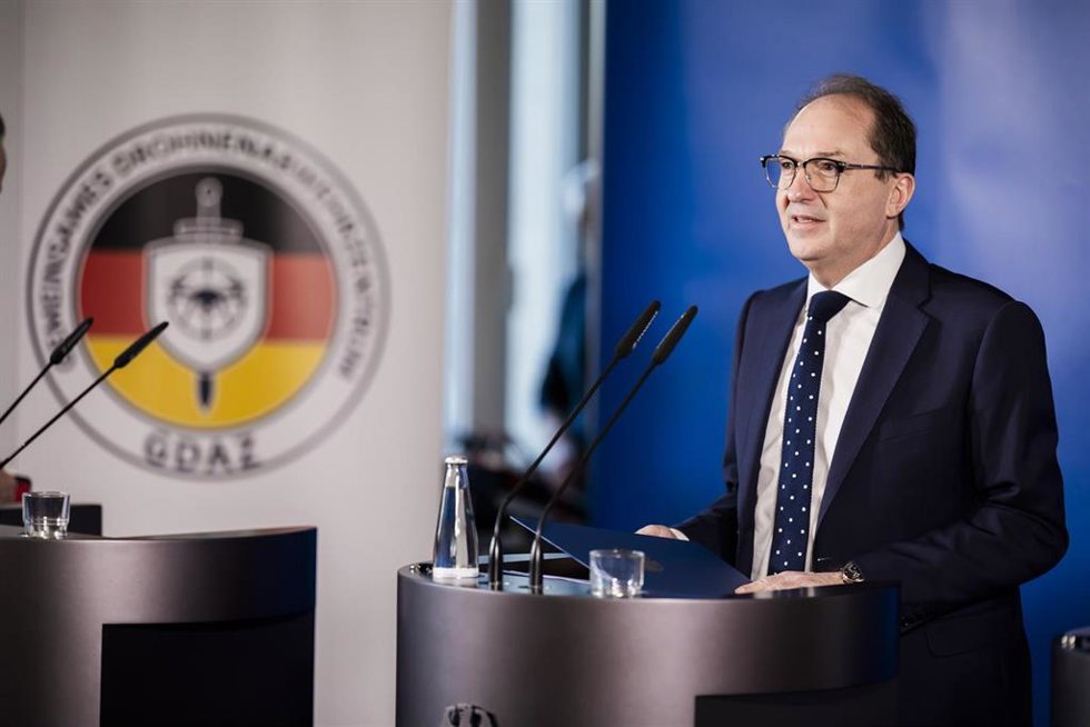 El ministro de Interior de Alemania, Alexander Dobrindt, interviene en una rueda de prensa con motivo de la inaugutación del Centro de Conjunto de Defensa contra Drones (GDAZ)